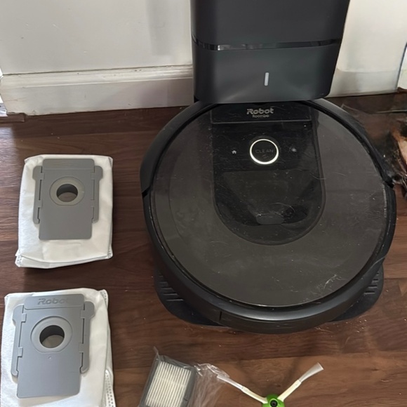 iRobot Roomba i7+ - Picture 1 of 3